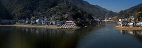 宽幅山水间的宁静村落