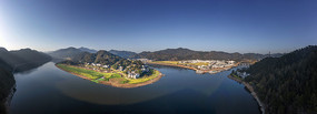 宽幅山水田园间的徽州古村