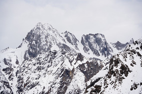 雅拉塔公4760垭口看到的雅拉雪山及卫峰