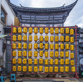 大理古城一排桔黄色吉市灯笼
