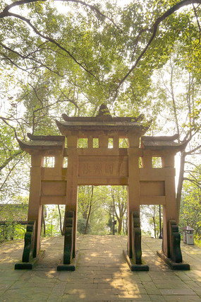 钓鱼城始关门 护国名山石牌坊