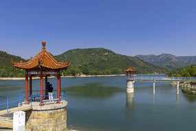 湖光山色中的古亭