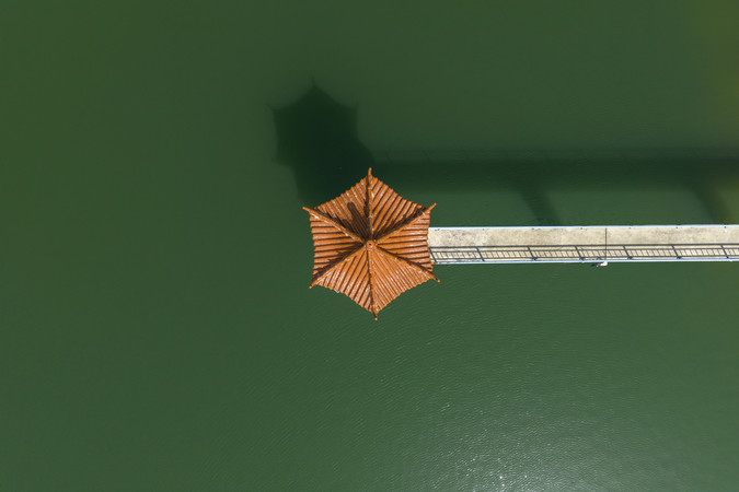 鸟瞰湖心亭的宁静致远