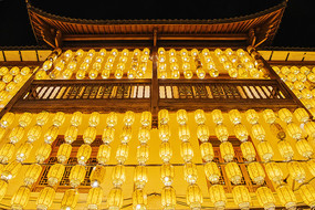 屋檐下桔黄色吉市灯笼的夜景