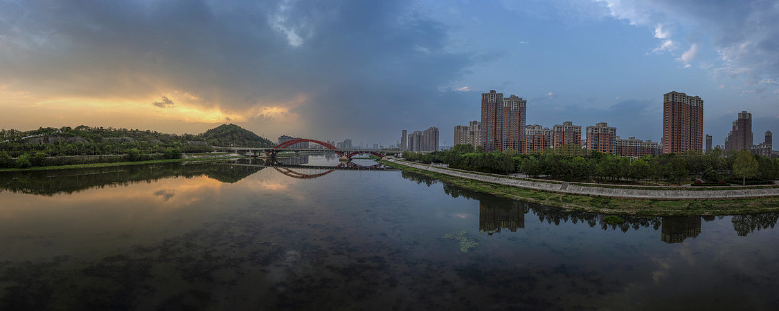 宽幅城市水岸的静谧黄昏