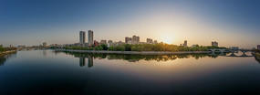 宽幅城市水岸的宁静日出全景