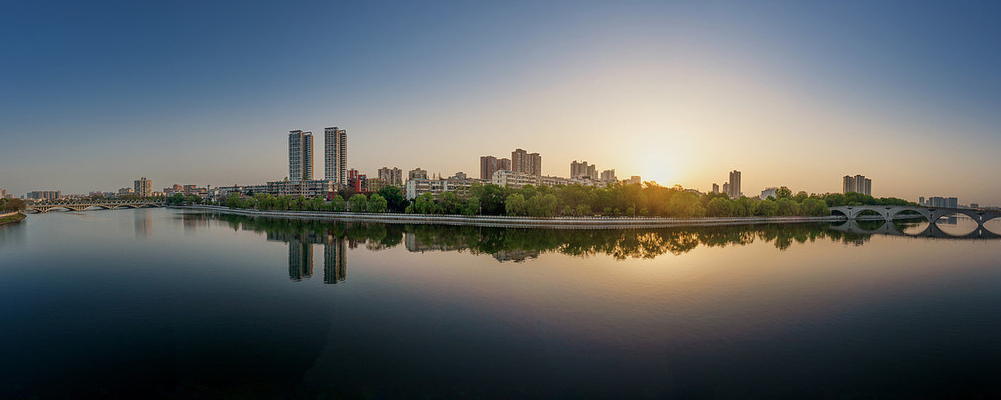 宽幅城市水岸的宁静日出全景
