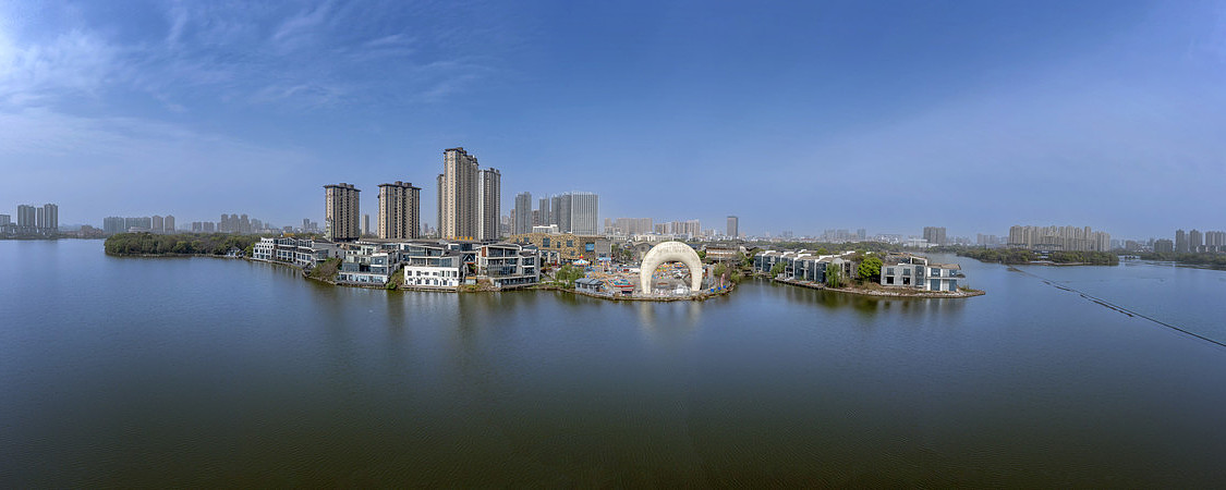 宽幅湖畔城市生态景观全景图
