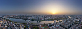 宽幅江河穿梭的城市夕阳全景