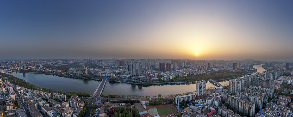 宽幅江河穿梭的城市夕阳全景