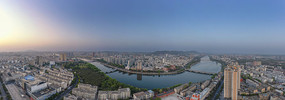 宽幅江河环绕城市天际线的黎明之光