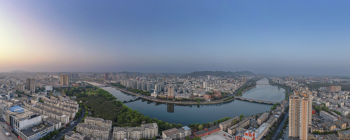 宽幅江河环绕城市天际线的黎明之光