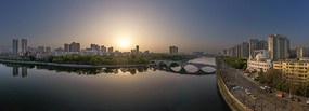 宽幅静谧河畔的城市晨曦全景