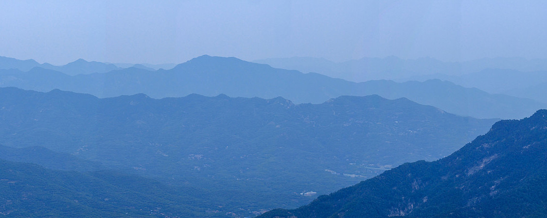 宽幅水墨层峦叠嶂的山水意境全景