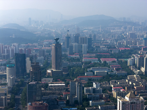 雾都之上的现代都市风光