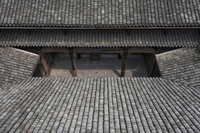 古建天井青瓦屋顶