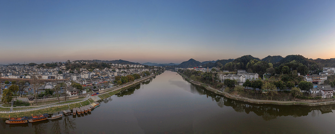 宽幅静谧新安江畔的古镇晨曦全景