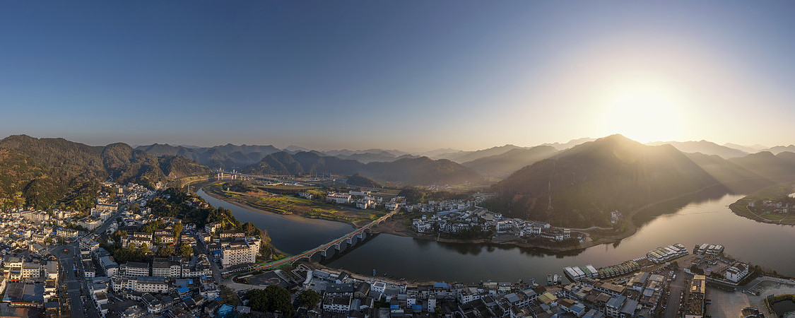 宽幅山水小城的日出晨曦全景