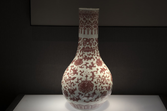 清代釉里红暗八仙缠枝莲纹瓶