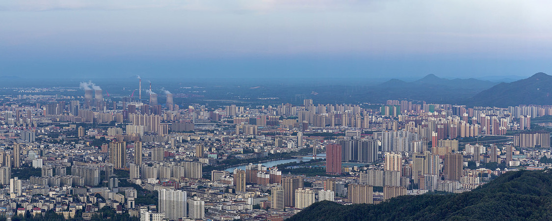 宽幅高楼林立的现代都市风光