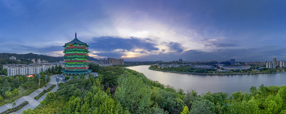 宽幅暮色下湖光塔影城市风光