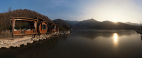 宽幅山水间的湖畔木屋日出