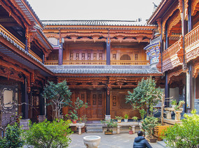 白族园霞移居带厦矮房屋侧面