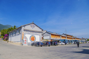 大理白族园停车场与一排楼房