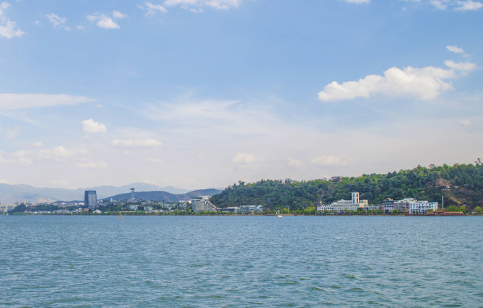大理洱海岸边建筑和苍山山林