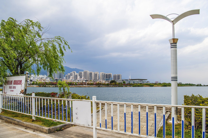 大理洱海与对岸的高层建筑群