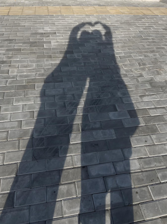 两个拉长的人影比心