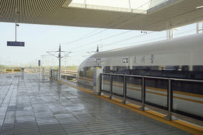 洛阳龙门站站台及停靠的列车