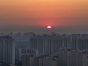 城市楼群的夕阳之歌
