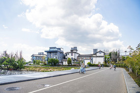 大理S湾白族建筑楼房和公路