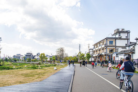 大理S湾白族建筑楼房与公路
