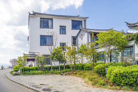 大理S湾白族楼房建筑与树木