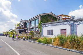 大理S湾公路边一排楼房建筑