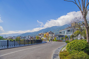 大理S湾形公路和楼房苍山