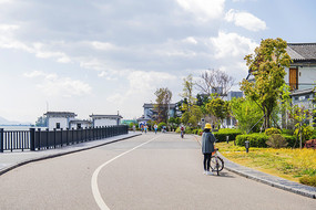 大理S湾形公路和楼房洱海