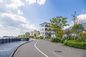 大理S湾形公路与白族楼房