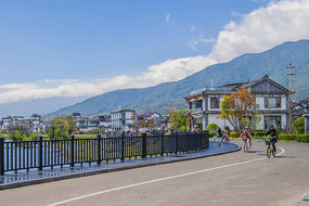 大理S湾形公路与楼房苍山