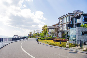 大理S湾形公路与楼房洱海