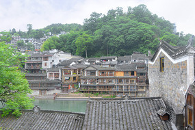 凤凰古城沱江畔民居建筑群俯拍