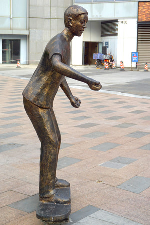 城市广场现代雕塑 滑板初学者 