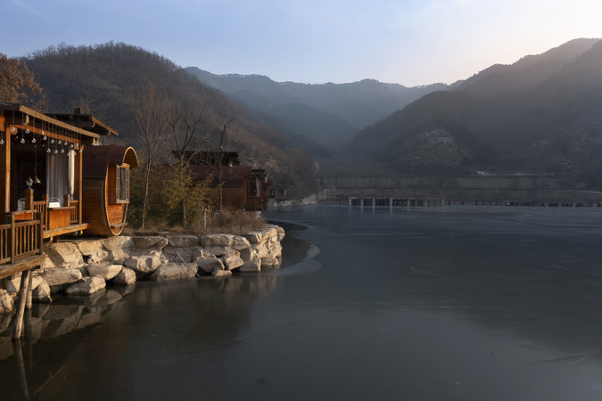 湖边木屋与远山风景