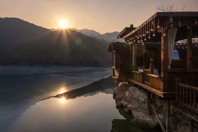 湖畔木屋日落风光