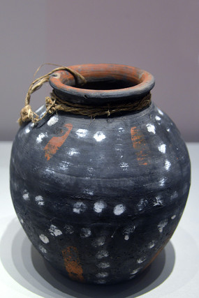 新疆吐鲁番博物馆2004年出土唐彩绘陶罐