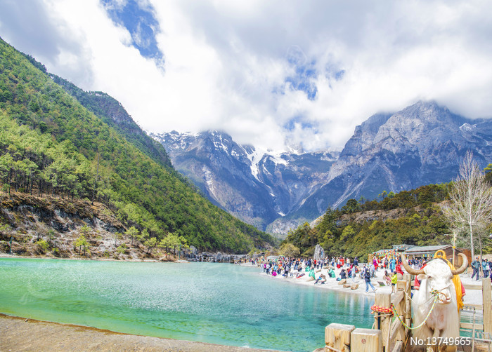 ���¹Ȱ�ˮ������ѩɽ����ˮͼƬ