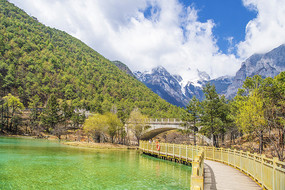 ���¹���Һ����ˮ����ѩɽ