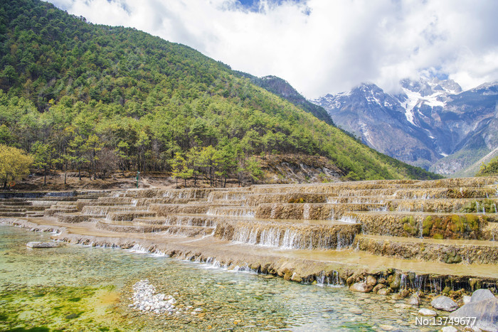 �������¹Ȱ�ˮ̨������ѩɽͼƬ